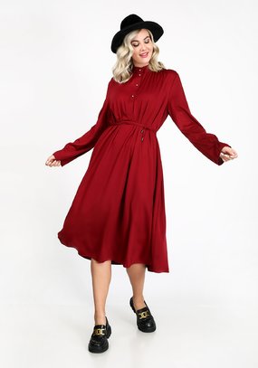 Платье свободного кроя с поясом в комплекте