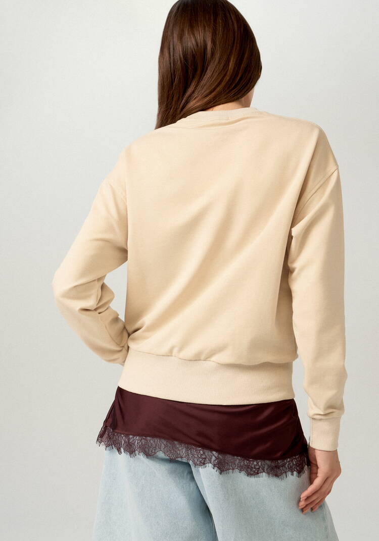 Свитшот с леттерингом на груди шир.  750, рис. 19