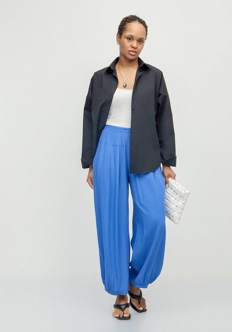 Брюки свободные с эластичной лентой по низу шир.  750, рис. 32