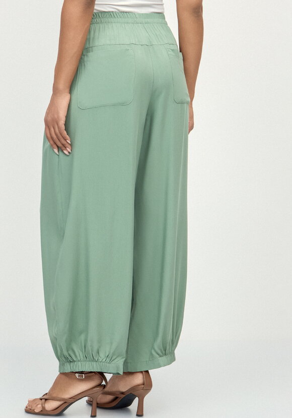 Брюки свободные с эластичной лентой по низу шир.  580, рис. 11