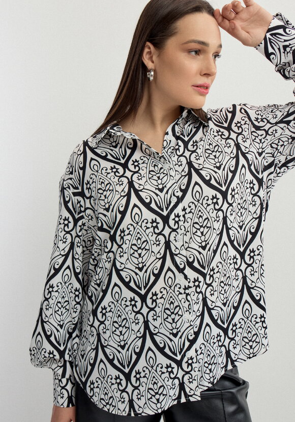 Рубашка на пуговицах с графическим принтом шир.  580, рис. 1