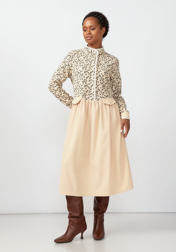 Платье из комбинированной вельветовой ткани шир.  580, рис. 21