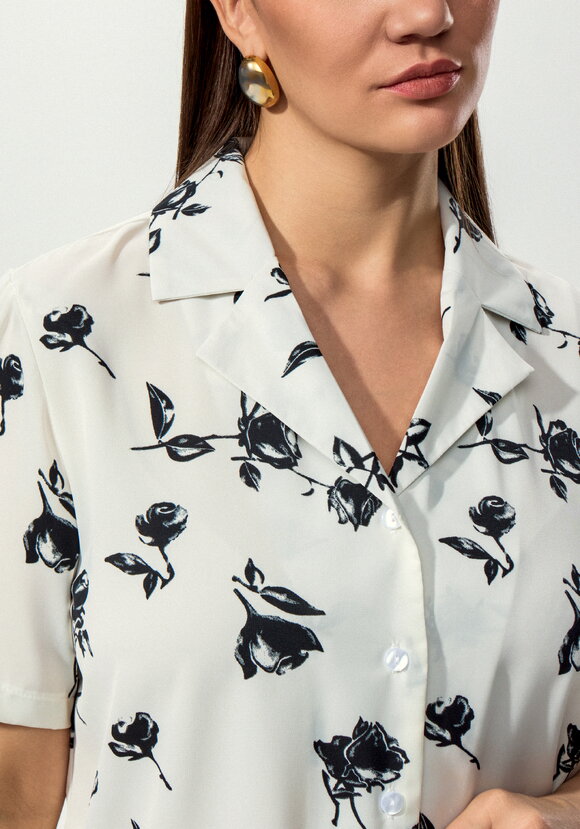 Блуза с отложным воротником в цветочек шир.  580, рис. 12