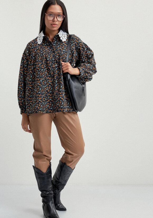 Блуза из микровельвета с ажурным воротником шир.  580, рис. 24