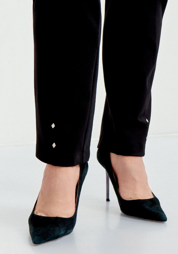 Брюки с эффектом утяжки и декором по низу шир.  580, рис. 6