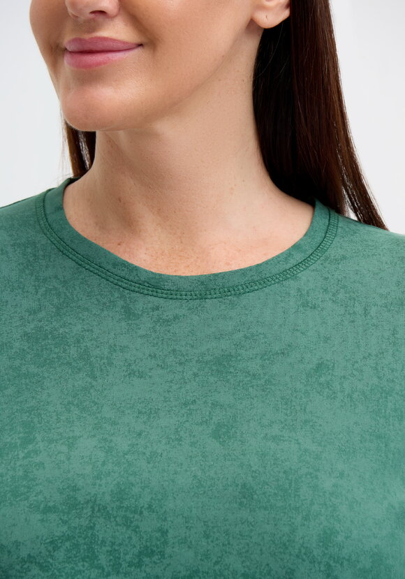 Лонгслив с принтом на горловине спинки шир.  580, рис. 29