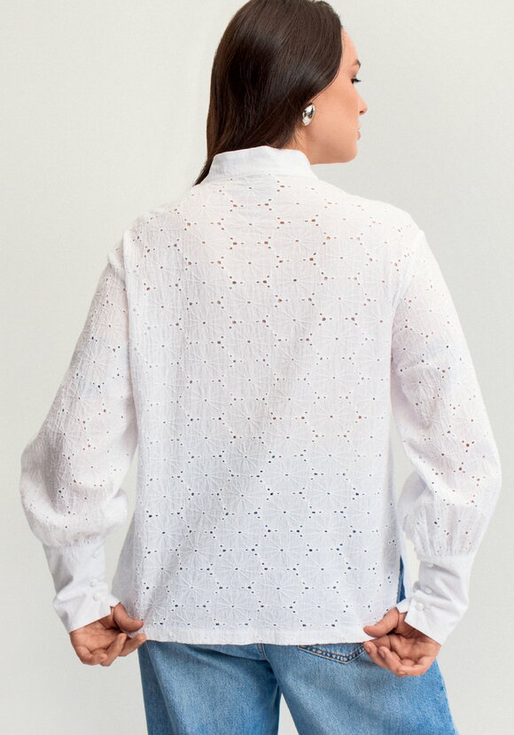 Блуза из шитья с жемчужными пуговицами шир.  580, рис. 26