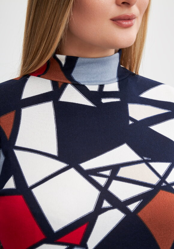 Джемпер-водолазка с абстрактным принтом шир.  580, рис. 5