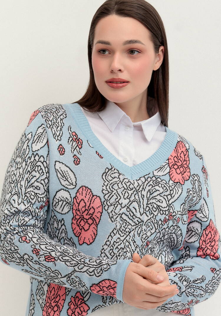 Пуловер с V-образным вырезом и ярким принтом шир.  750, рис. 5