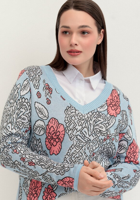 Пуловер с V-образным вырезом и ярким принтом шир.  580, рис. 5