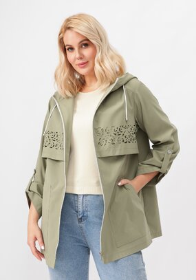 Ветровка с ажурной кокеткой