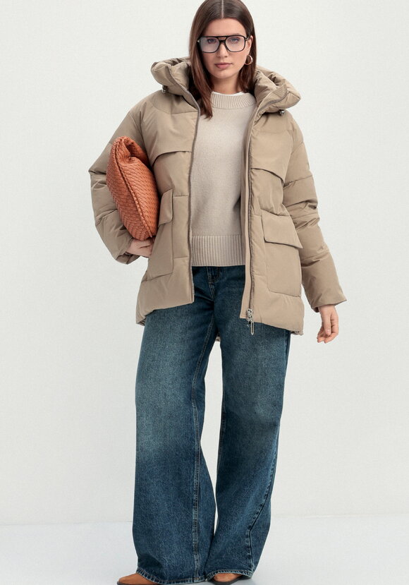 Пуховик стеганый с накладными карманами шир.  580, рис. 1