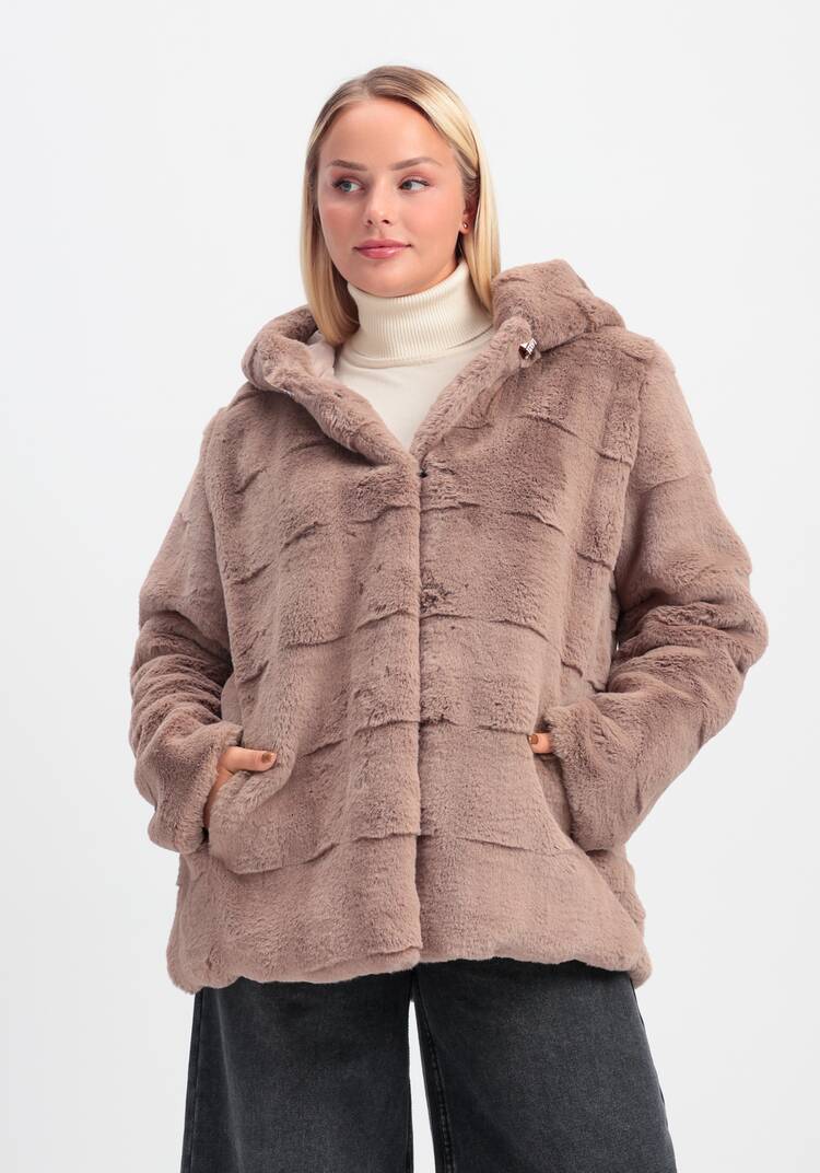 Шуба фактурная с капюшоном и брошью шир.  750, рис. 10