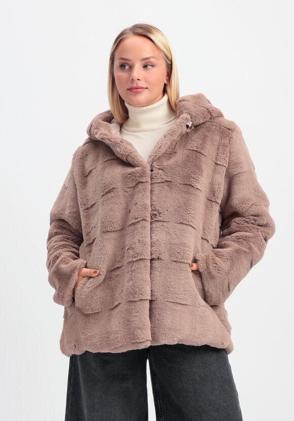 Шуба фактурная с капюшоном и брошью шир.  580, рис. 10