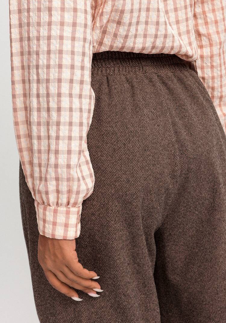 Брюки свободного кроя зауженные к низу шир.  750, рис. 14