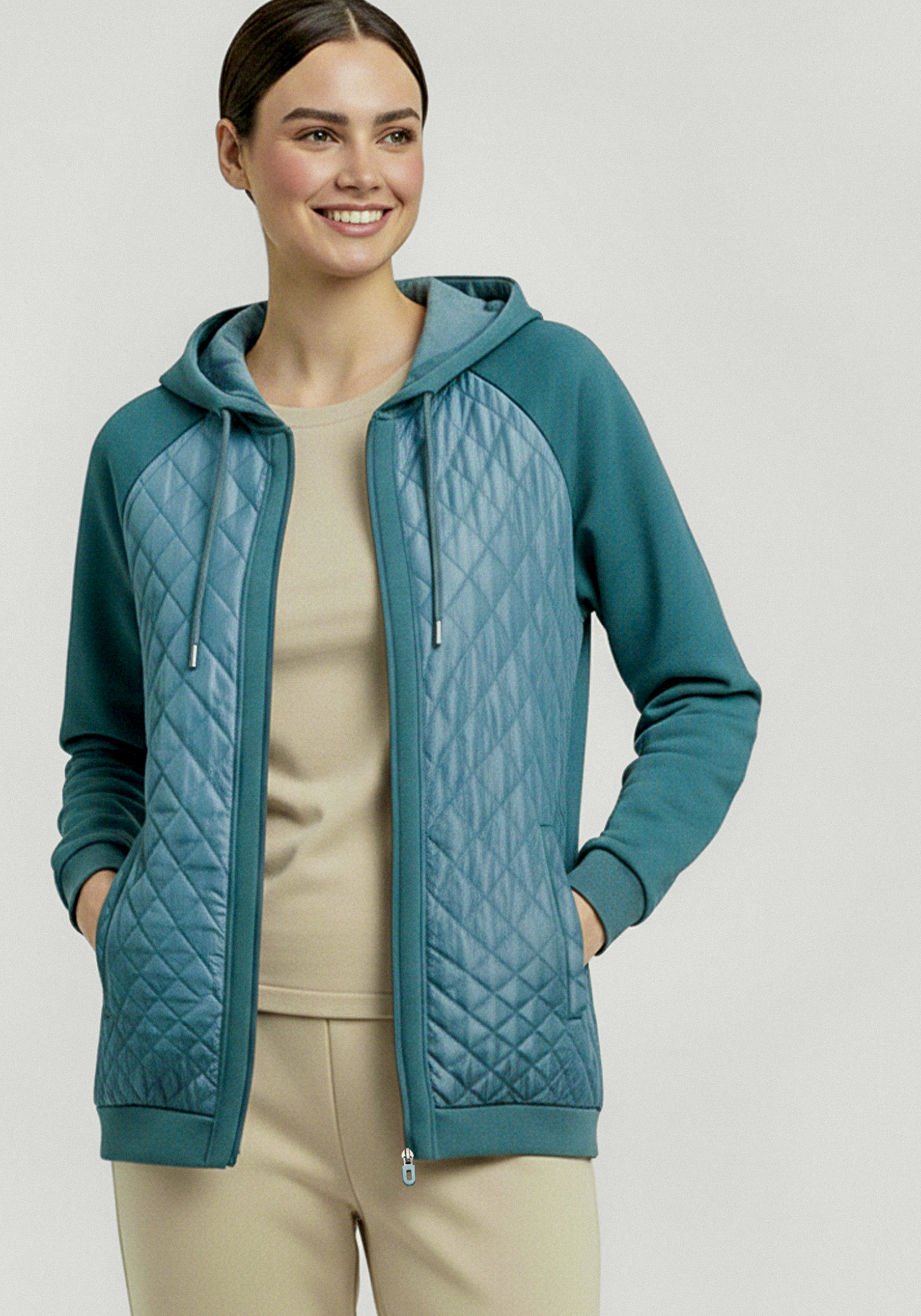 Бомбер с капюшоном из комбинированной ткани 3299₽