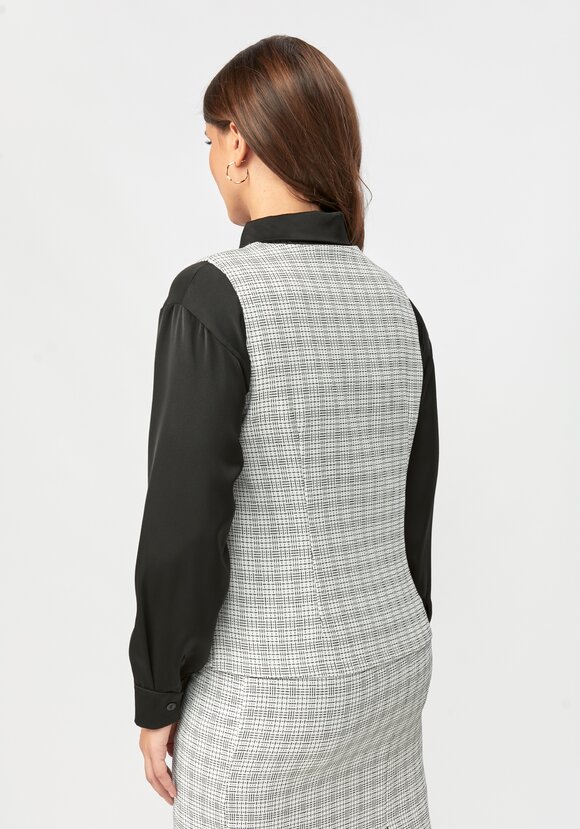 Жилет на пуговицах из фактурной ткани шир.  580, рис. 7