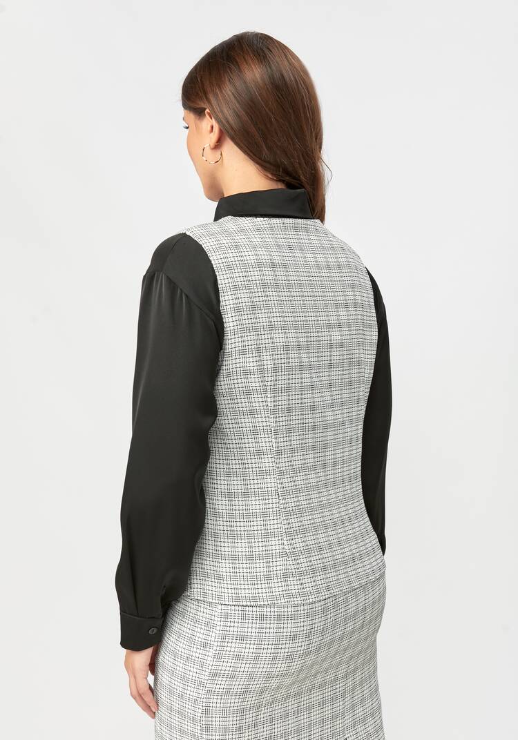 Жилет на пуговицах из фактурной ткани шир.  750, рис. 7