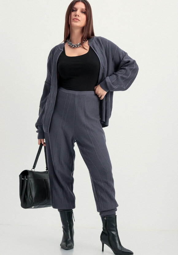 Брюки джоггеры с фактурным рисунком шир.  580, рис. 11