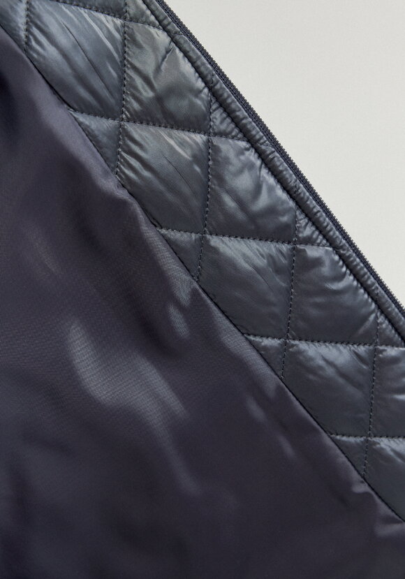 Жилет стёганый с ассиметричным низом шир.  580, рис. 18