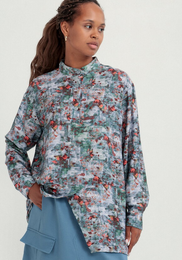 Блуза оригинального кроя с воротом стойка шир.  580, рис. 18