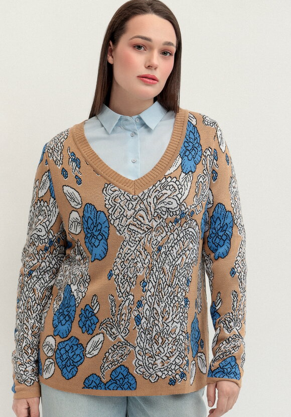 Пуловер с V-образным вырезом и ярким принтом шир.  580, рис. 13